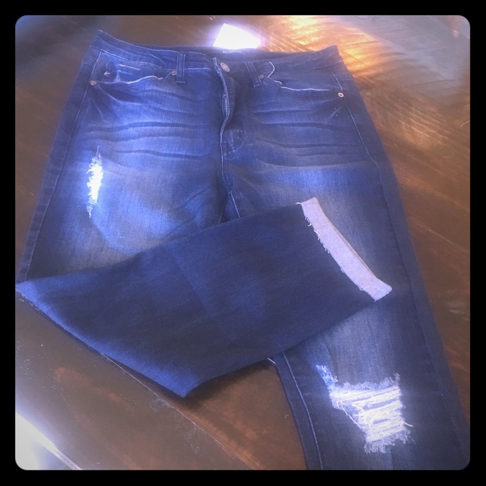 Women’s KanCan distressed capris